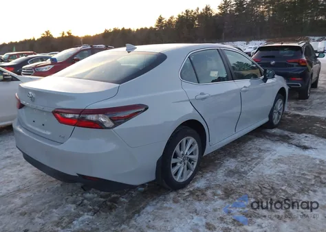 2022 Toyota Camry Le z USA, uszkodzony, nr VIN 4T1C11AK5NU047018